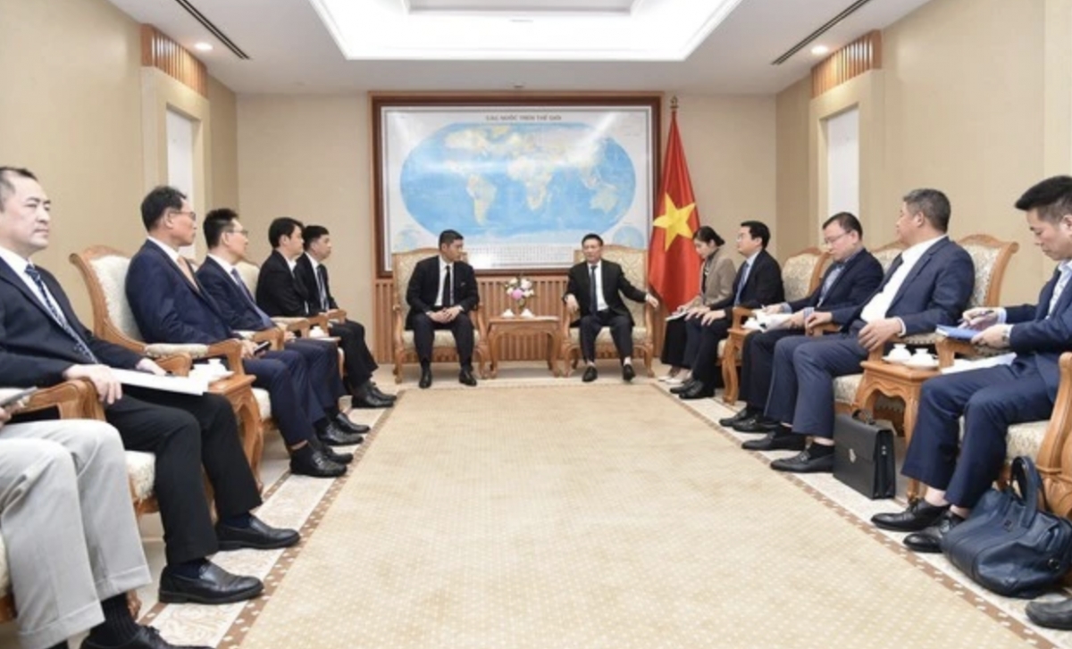 Deputy Prime Minister Ho Duc Phoc receives Charmvit Group Chairman Lee Ho Woong in Hanoi on January 10. (Photo: VNA)