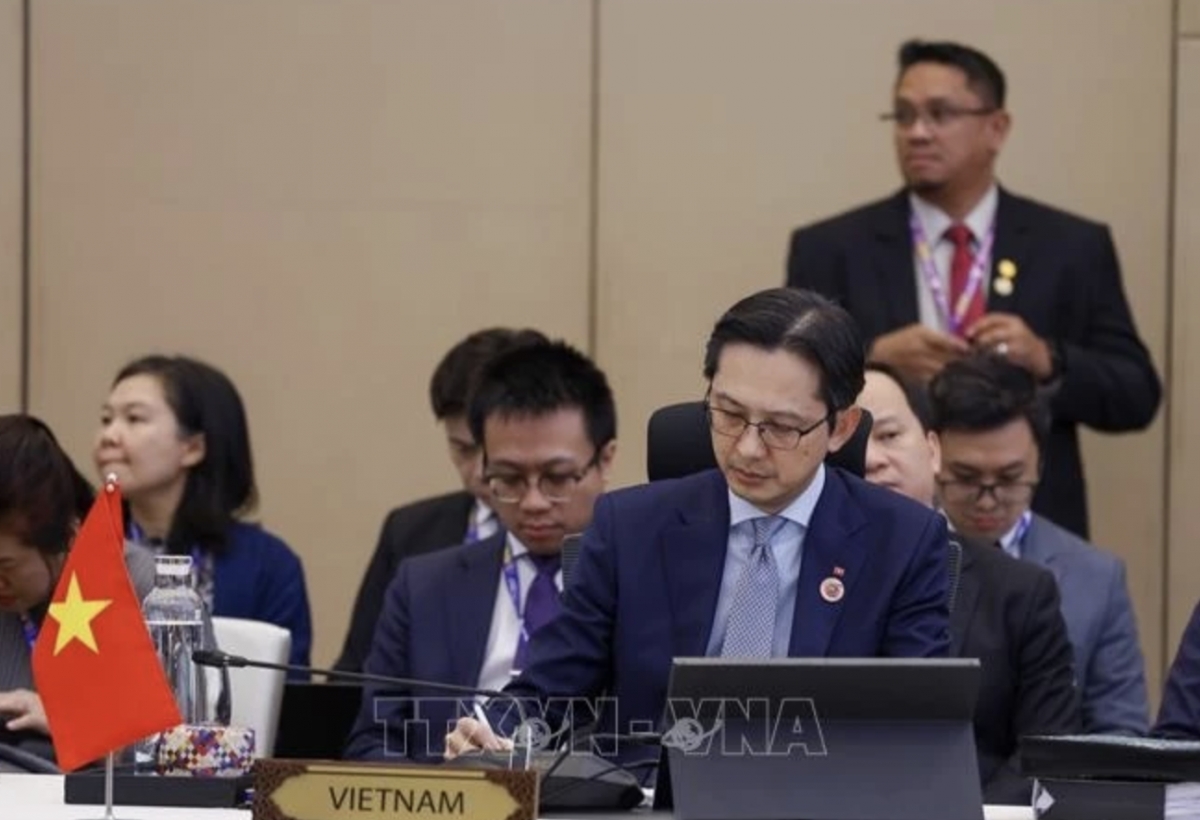 Deputy Minister of Foreign Affairs Do Hung Viet and the Vietnamese delegation at the ASEAN Senior Officials' Meeting (SOM) in Langkawi, Malaysia. (Photo: VNA)