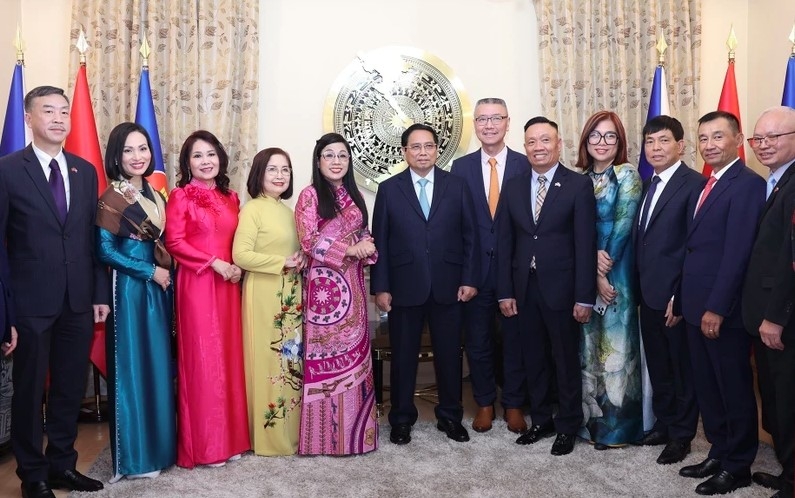 Prime Minister Pham Minh Chinh (7th from right), his spouse and staff of the Vietnamese Embassy in the Czech Republic. (Photo: VNA)