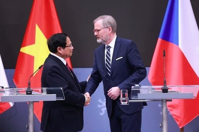 Prime Minister Pham Minh Chinh and his Czech counterpart Petr Fiala hold a joint press conference to announce the outcomes of their talks in Prague on January 20. (Photo: VNA)