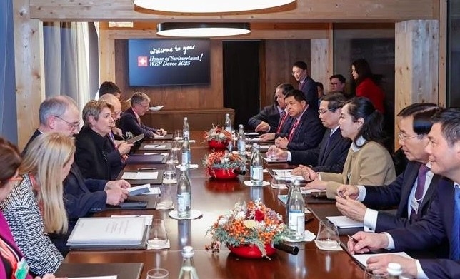 The talks between Vietnamese Prime Minister Pham Minh Chinh and Swiss President Karin Keller-Sutter in Davos on January 21 afternoon (local time). (Photo: VNA)
