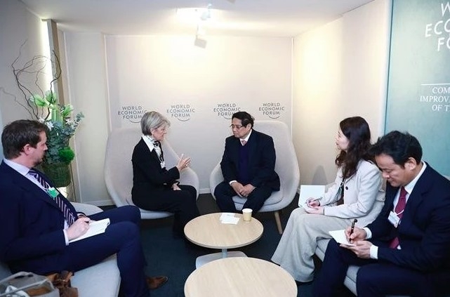 Prime Minister Pham Minh Chinh meets with UN Special Envoy on Myanmar in Davos on January 22 (local time). (Photo: VNA)