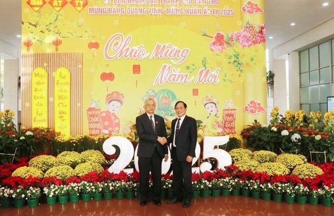 Vice Chairman of the Can Tho city People's Committee Nguyen Ngoc He (right) and Vice President of Lao NA Sommad Pholsena. (Photo: VNA)