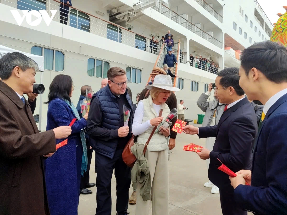 Foreign visitors aboard Silver Dawn are warmly welcomed and given lucky money on their arrival in Quang Ninh province on January 29, or Lunar New Year's Day.