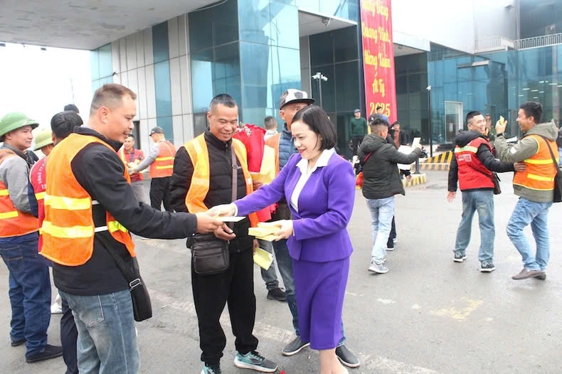 The leaders of Mong Cai city present lucky money to businesses at Bac Luan II border gate