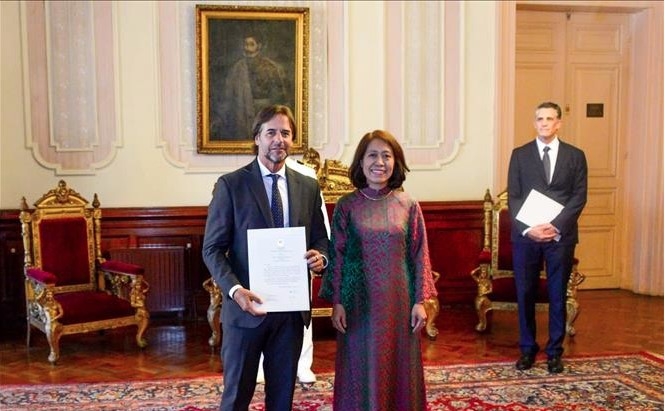 Vietnamese Ambassador to Argentina, concurrently accredited to Uruguay Ngo Minh Nguyet presents the Letter of Credence from Vietnamese President Luong Cuong, to the President of Uruguay, Luis Lacalle Pou