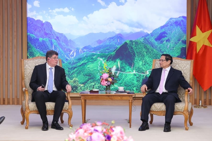Prime Minister Pham Minh Chinh (R) and Finnish Minister of Eocnomic Affairs and Employment Arto Olavi Satonen during their meeting in Hanoi on January 13. (Photo: VGP)