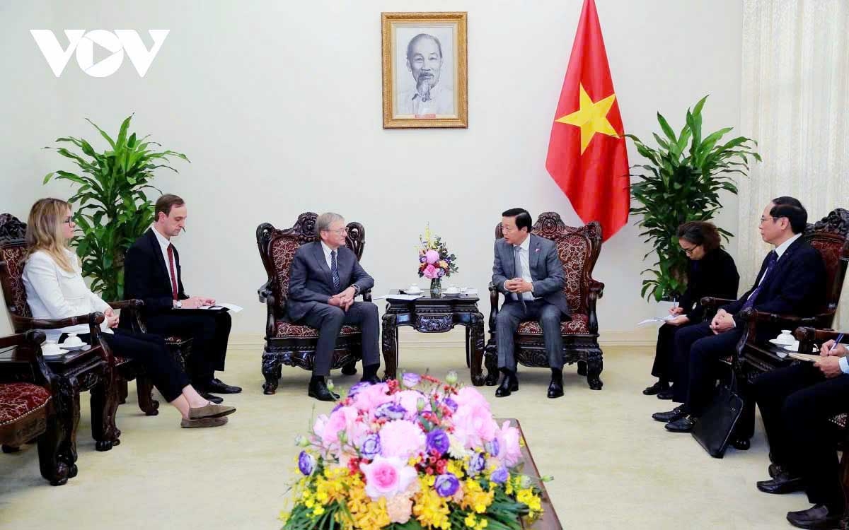 Deputy Prime Minister Tran Hong Ha and Russian Presidential Envoy Boris Titov discuss global initiatives to achieve sustainable development goals in Hanoi on January 15.