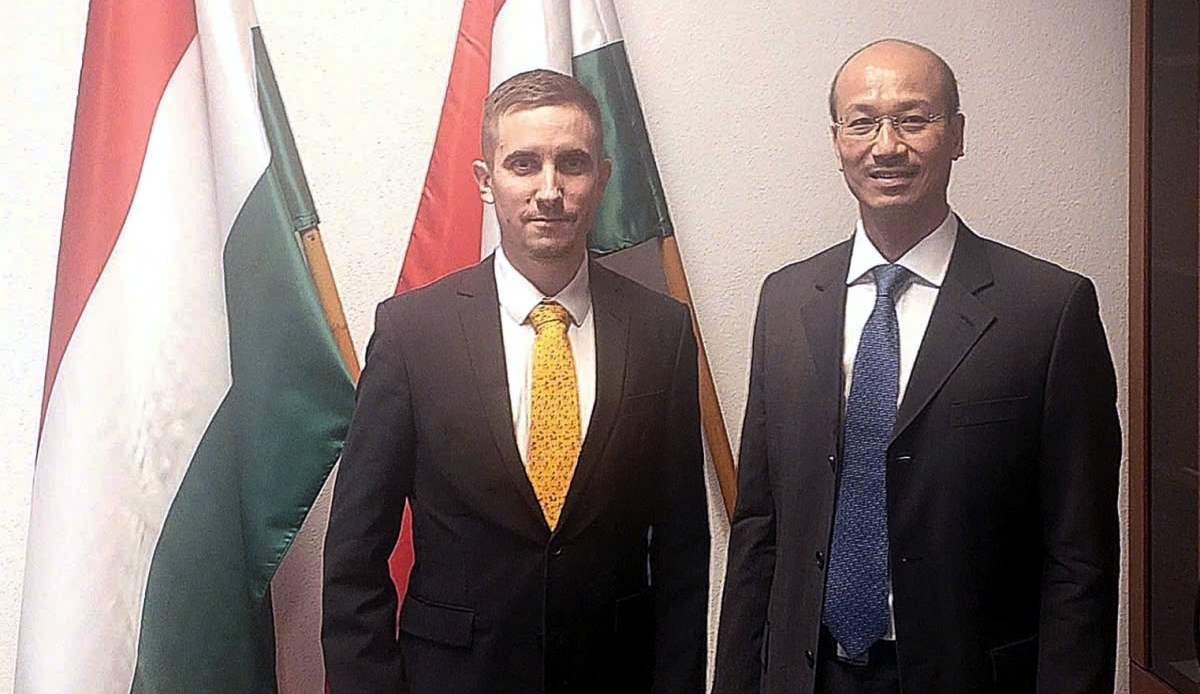 Vietnamese Ambassador to Hungary Bui Le Thai (L) and Deputy State Secretary Stifter Adam during their meeting in Budapest.
