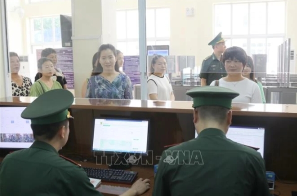 People take immigration procedures at Tan Thanh (Vietnam) - Puzhai (China) border crossing.
