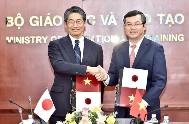 Japanese Ambassador to Vietnam Ito Naoki and Vietnamese Deputy Minister of Education and Training Nguyen Van Phuc on January 15 sign a grant aid agreement for the human resource development scholarship programme. (Photo courtesy of the Japanese Embassy)