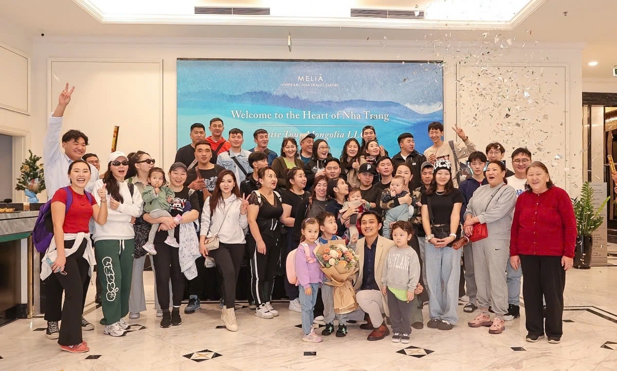 A group of Mongolian tourists pose for a group photo in Nha Trang. (Photo: Melia Vinpearl Nha Trang Empire)