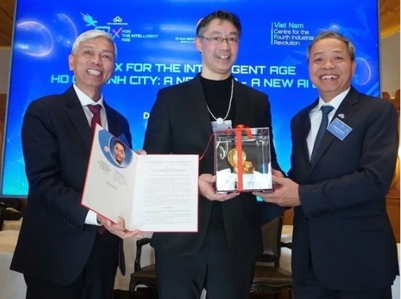 Dr Philipp Rösler, Honorary Consul General of Vietnam in Switzerland (centre) and HCM City administration leaders posed for a photo at the event. (Photo courtesy of HCM City)