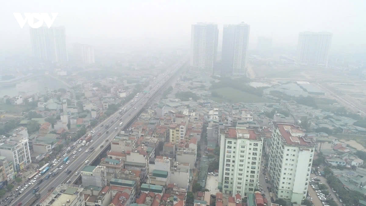 Air quality in Hanoi has worsened over the past few days, with the air quality index (AQI) in the purple range between 201 - 300 (very unhealthy).