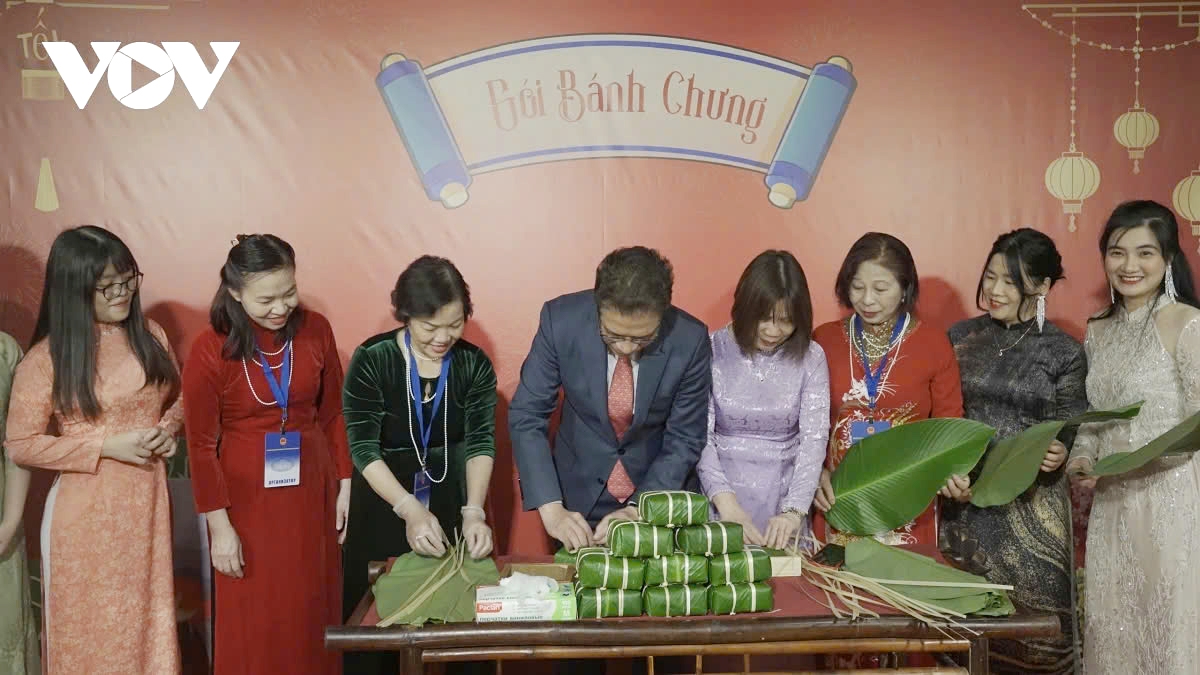 Ambassador Dang Minh Khoi and representatives of the Vietnamese community in Russia make Chung cake (special cake for the Lunar New Year, during the get-together