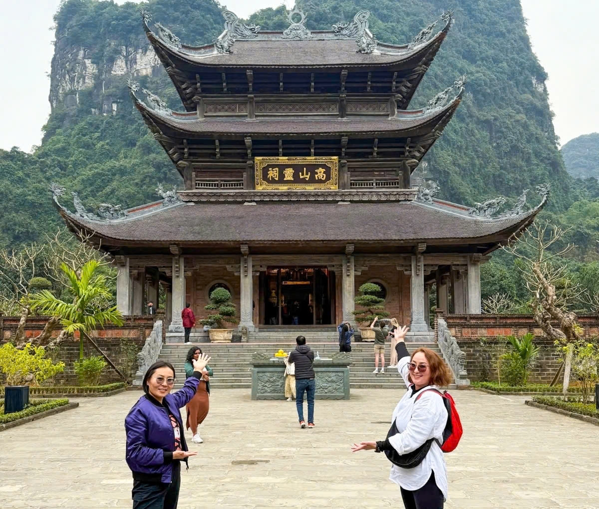 Mongolian tourist Batjargal Munkhmandakh (R) during her recent trip to Ninh Binh province, northern Vietnam