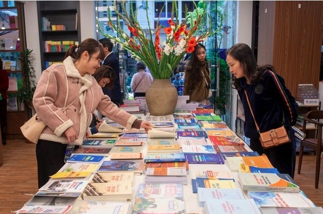 The book fair is showcasing 3,000 books on various topics (Photo: anninhthudo.vn)