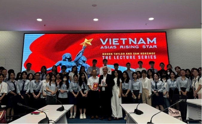 Author Sam Korsmoe introduces the book to students of the Diplomatic Academy of Vietnam (DAV)
(Photo: DAV )