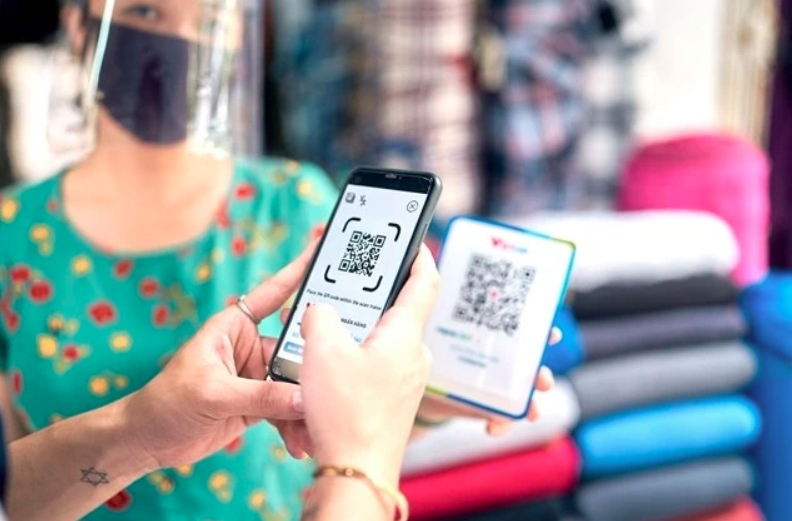 A shopper uses VietQR, a non-cash payment method developed by Napas. (Photo courtesy of Napas)