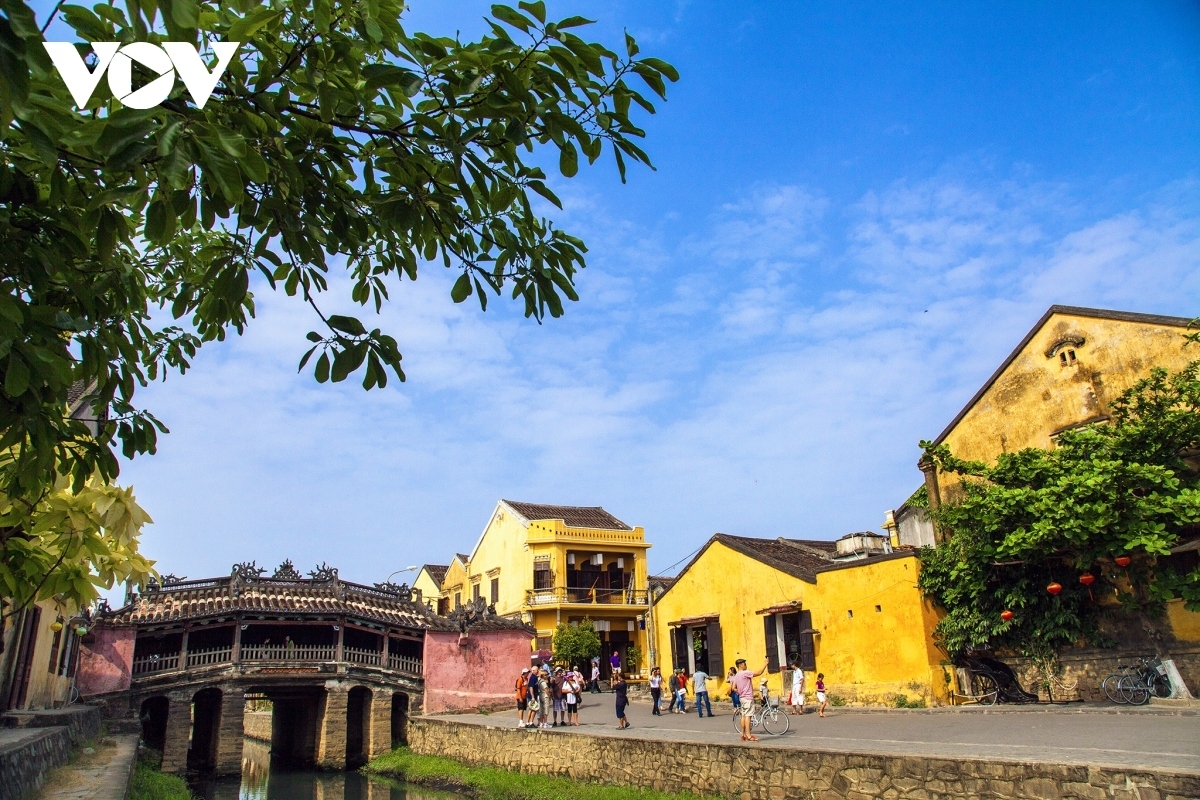 Taking a tour to Hoi An Ancient Town during Tet can be memorable as tourists can visit the iconic Cau Pagoda and Hoi An Ancient House, or experience releasing candle-lit-paper flowers to wish for a fortune and peaceful new year.