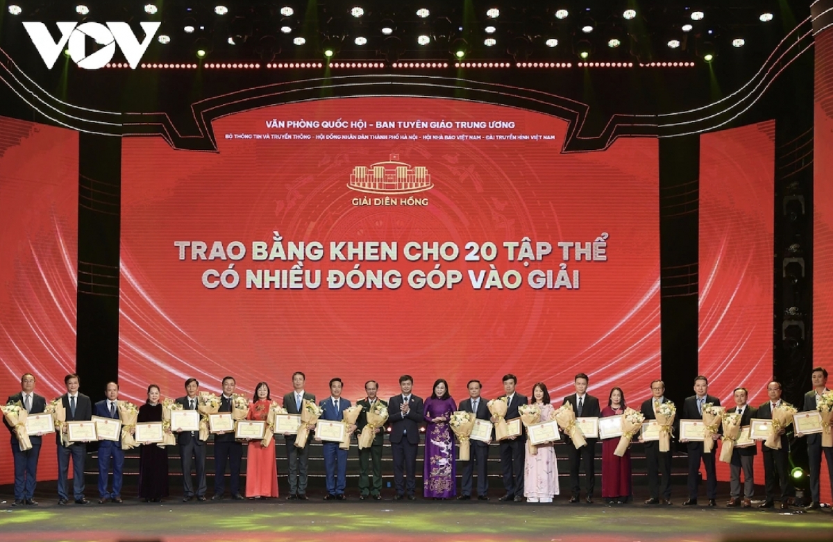The organising board also presents Certificates of Merit to 20 units for their significant contributions to the third Dien Hong Award.