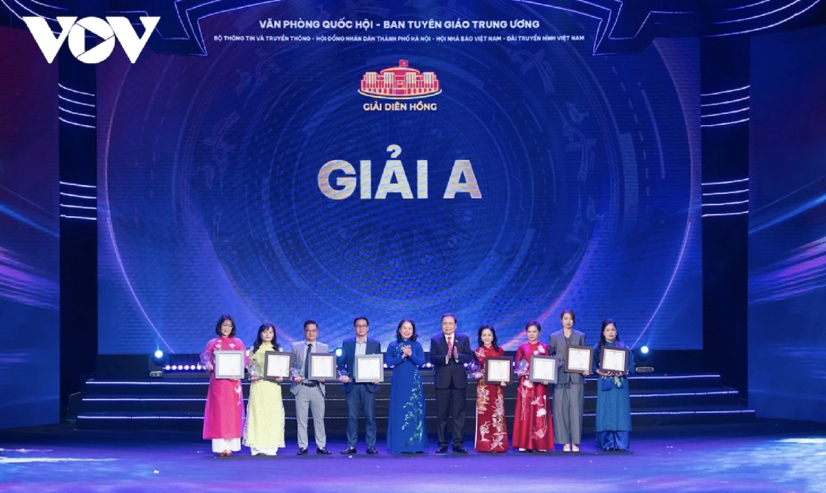  The organising board hand over eight A prizes, 15 B prizes, 20 C prizes, and 40 consolation prizes to the works which are chosen from 4,079 entries of 163 press agencies nationwide. Journalists of VOV’s Current Affairs Channel, VOV1, win the A prize in the radio category.