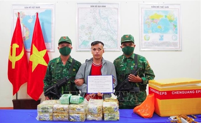 Trinh Van Thong is caught red-handed by border guard force of the southern province of An Giang (Photo: baotintuc.vn)