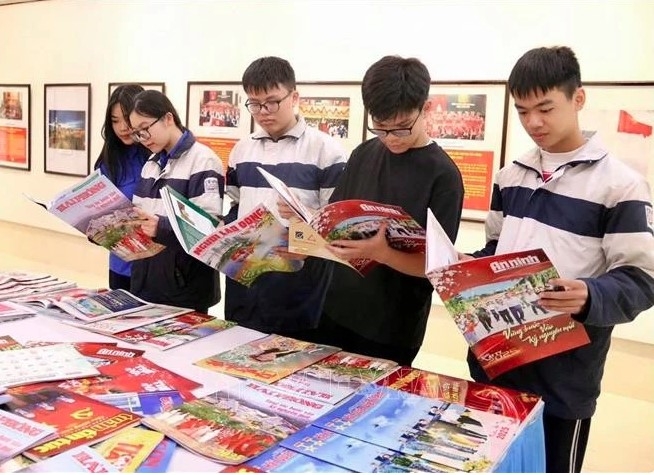 Students visit the exhibition.