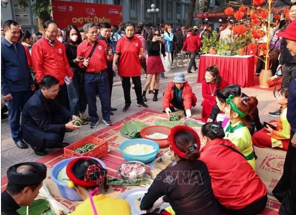 Making banh chung (Vietnam’s traditional square glutinous rice cake) at the Hanoi Red Cross Society's charity market on January 4.