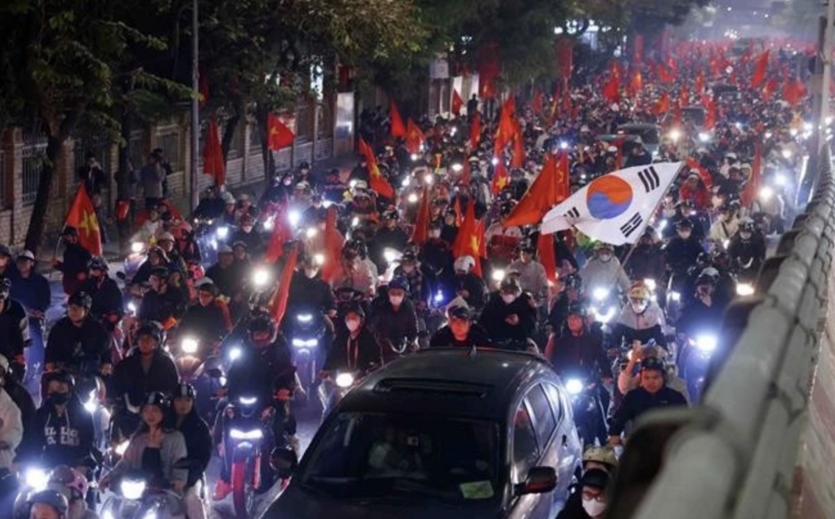 People celebrate the victory of of the Vietnamese men's national football team in the ASEAN Mitsubishi Electric Cup 2024.