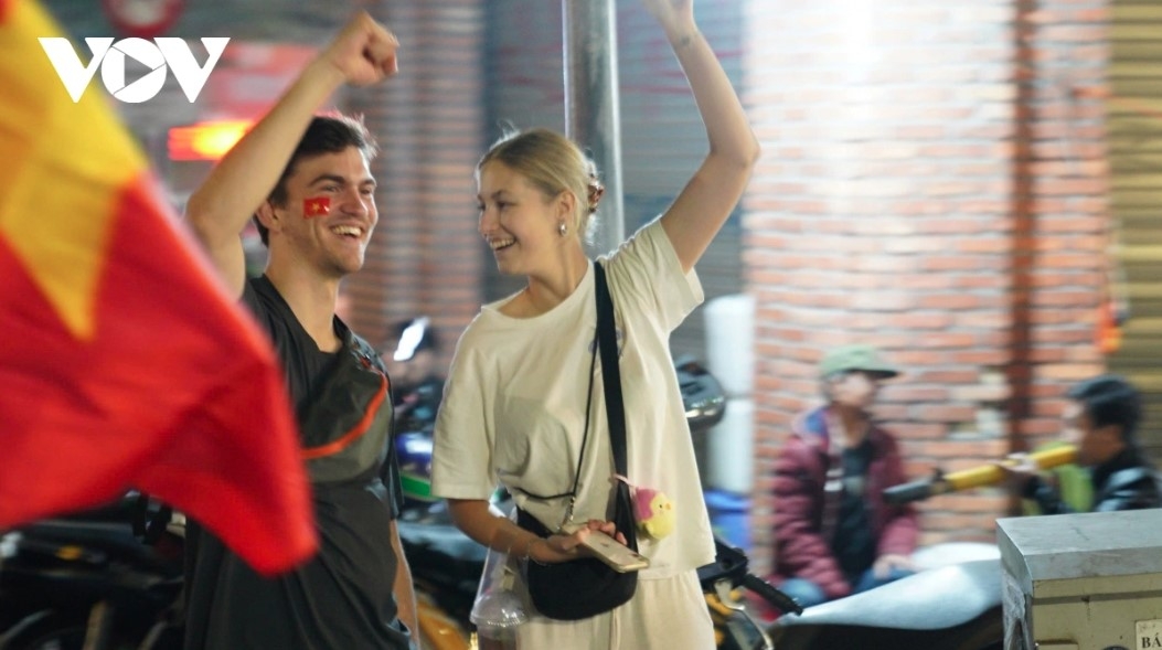 Fans in Hanoi, including foreigners, are overjoyed at the team’s historic victory in the 2024 ASEAN Cup. Thanh Nien road, Nguyen Thai Hoc street, and Dong Kinh Nghia Thuc Square in the capital are packed full of crowds of Vietnamese fans.