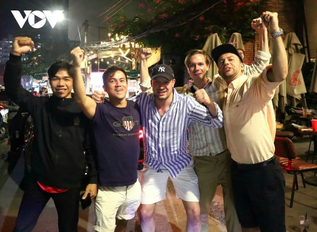 In Can Tho, foreigners enjoy a festive atmosphere with Vietnamese fans as they march across the streets.