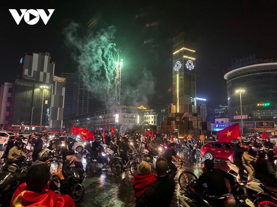 In Ha Long city in the northern province of Quang Ninh, many football fans wave national flags while shouting, "Vietnam champion!”
