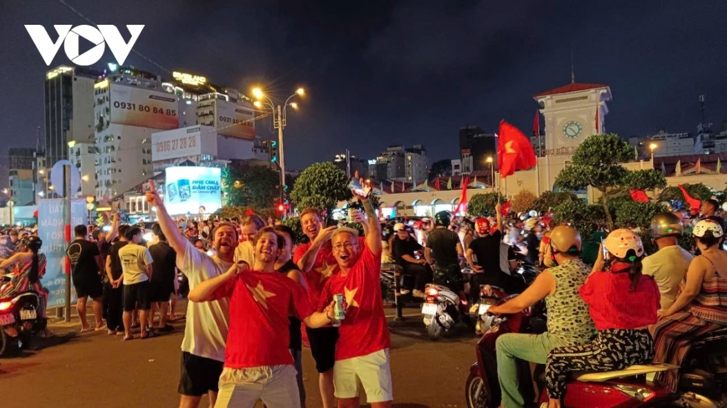 Football fans in Ho Chi Minh City stay up all night after the national team cruised to a victory in the final match against hosts Thailand, claiming the 2024 ASEAN Cup title for the third time.