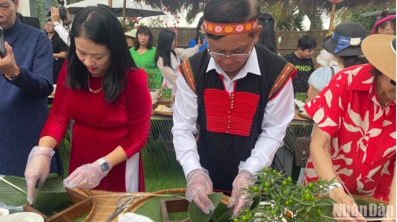 The competition is part of a spring festival taking place in Phan Thiet city which has made a great impression on international participants thanks to eye-catching booths of calligraphy, traditional food and drink, and children’s toys.