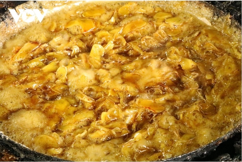 Ginger must be fresh and neither too old nor too young to have the distinct spicy flavour. It is peeled and sliced before being thoroughly boiled with squeezed lemon juice and then rinsed and mixed with sugar.