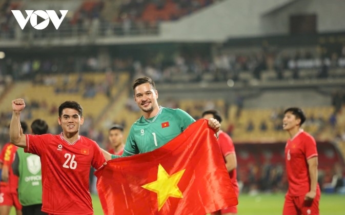 Goalkeeper Nguyen Filip and midfielder Khuat Van Khang