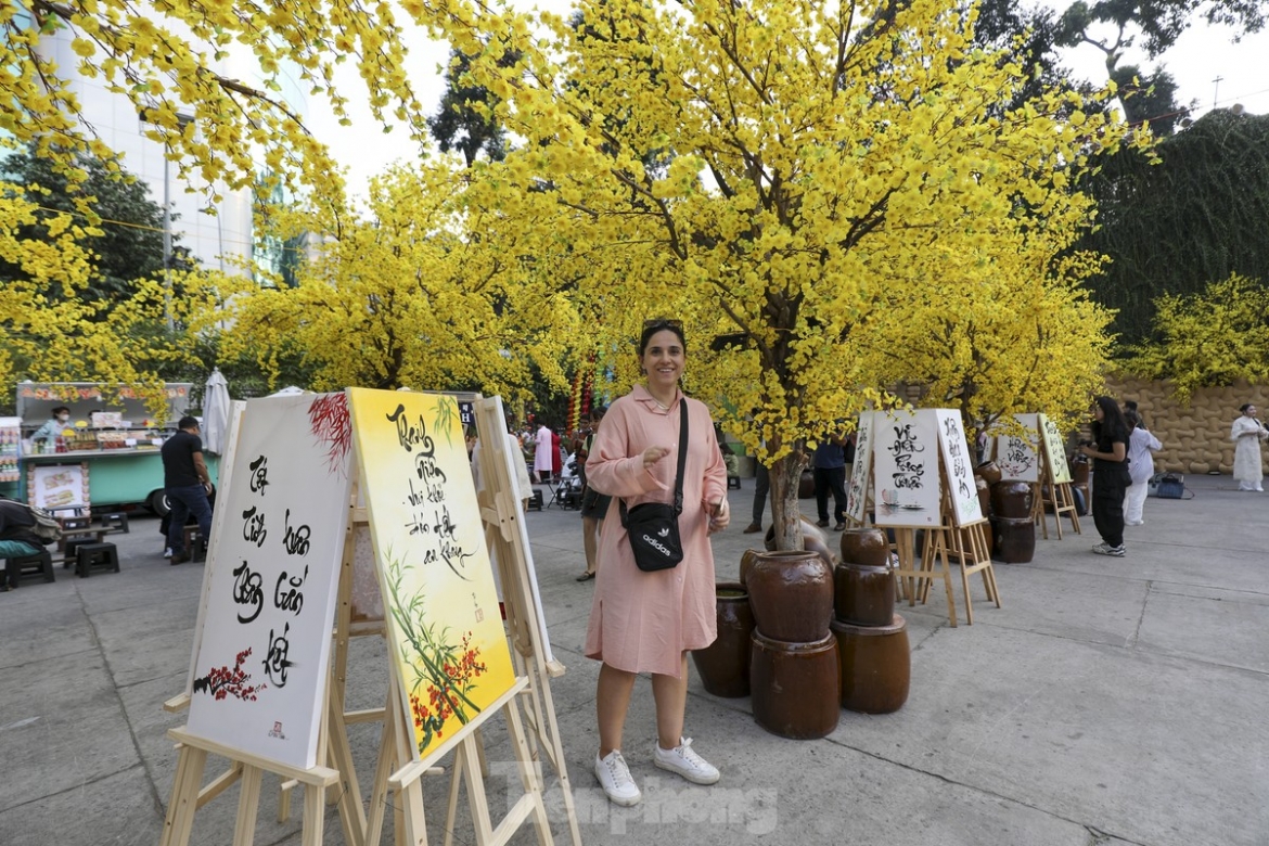 The colourfully decorated site features an array of yellow apricot flowers, drawing the attention of many locals and tourists, including foreigners. (Photo: tienphong.vn)