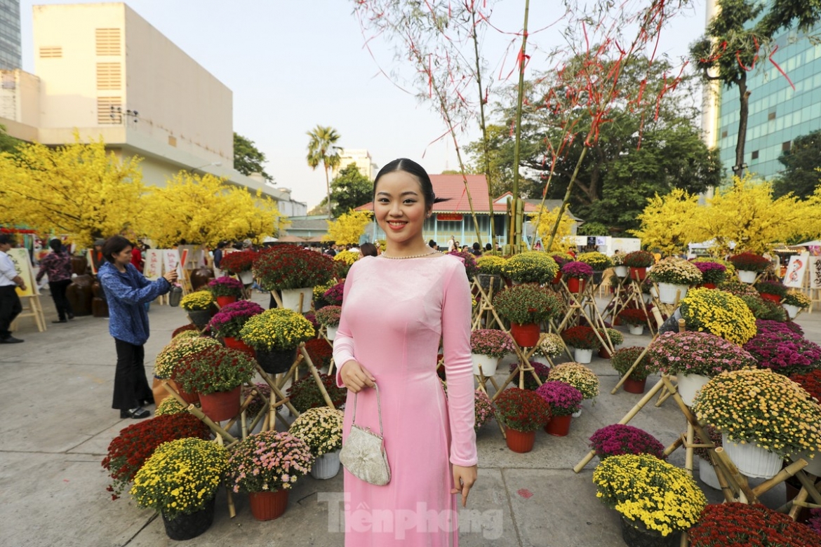 The street offers guests a beautiful background in which to snap festive photos and keep special memories of Tet. (Photo: tienphong.vn)