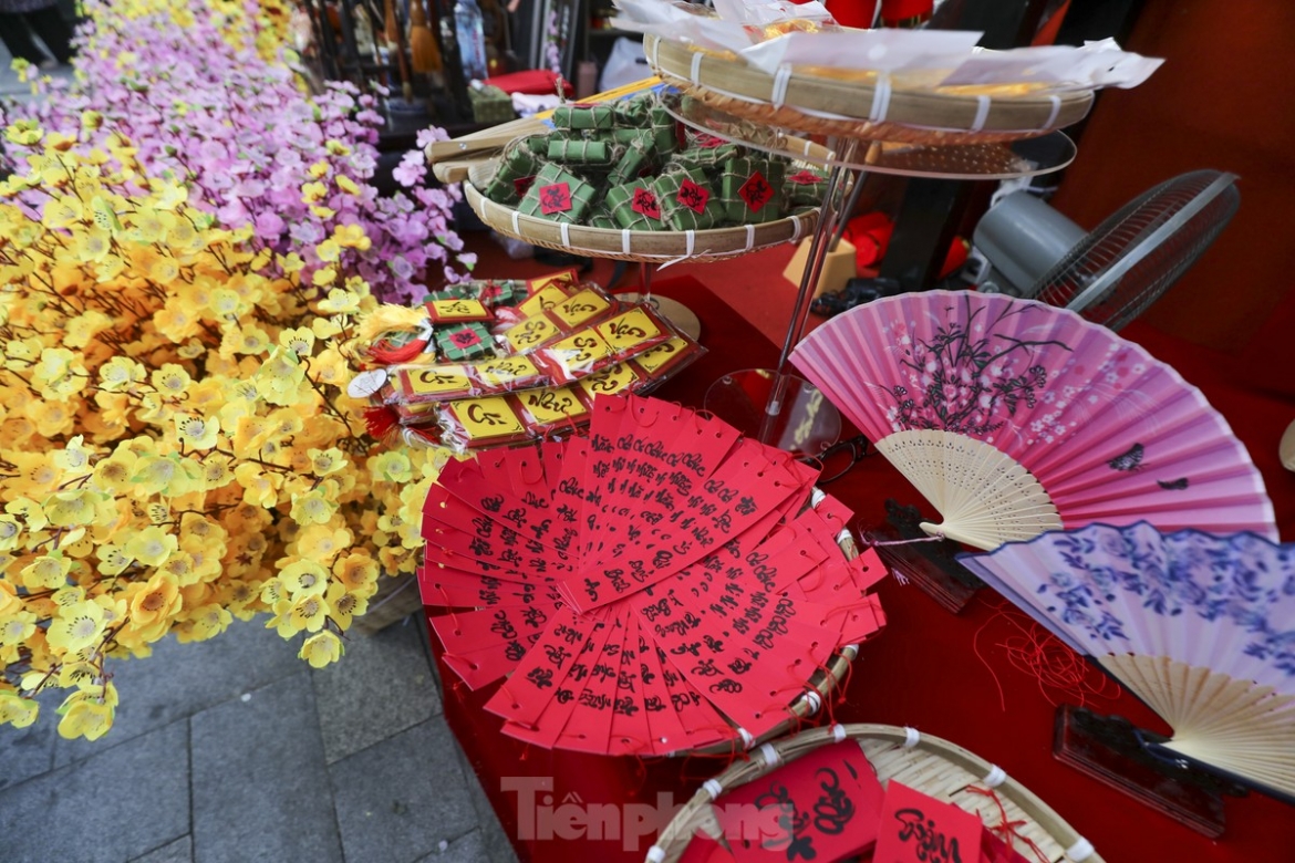 Calligraphers are on hand to write words or phrases upon request, with most bearing a message of luck, peace, good health, or prosperity. (Photo: tienphong.vn)
