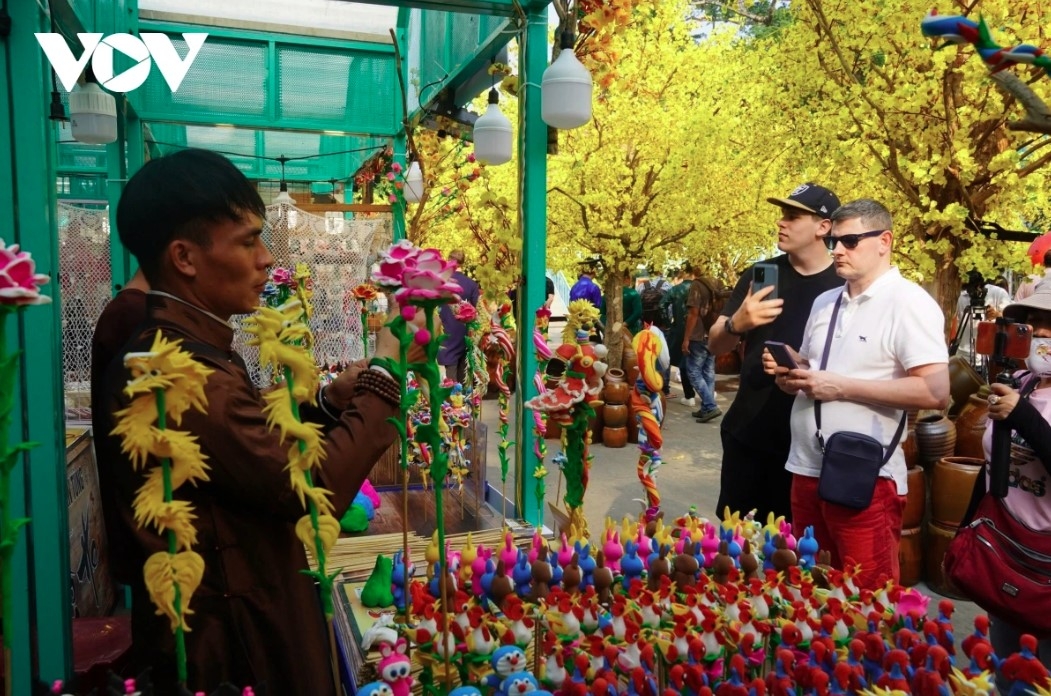 The street of calligraphers will introduce a range of cultural activities for guests to enjoy, such as dragon and lion dances and martial art performances.