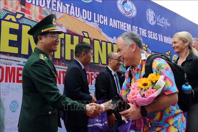 Representatives from local authorities welcome the first tourists to Hue city by sea in 2025 (Photo: VNA)