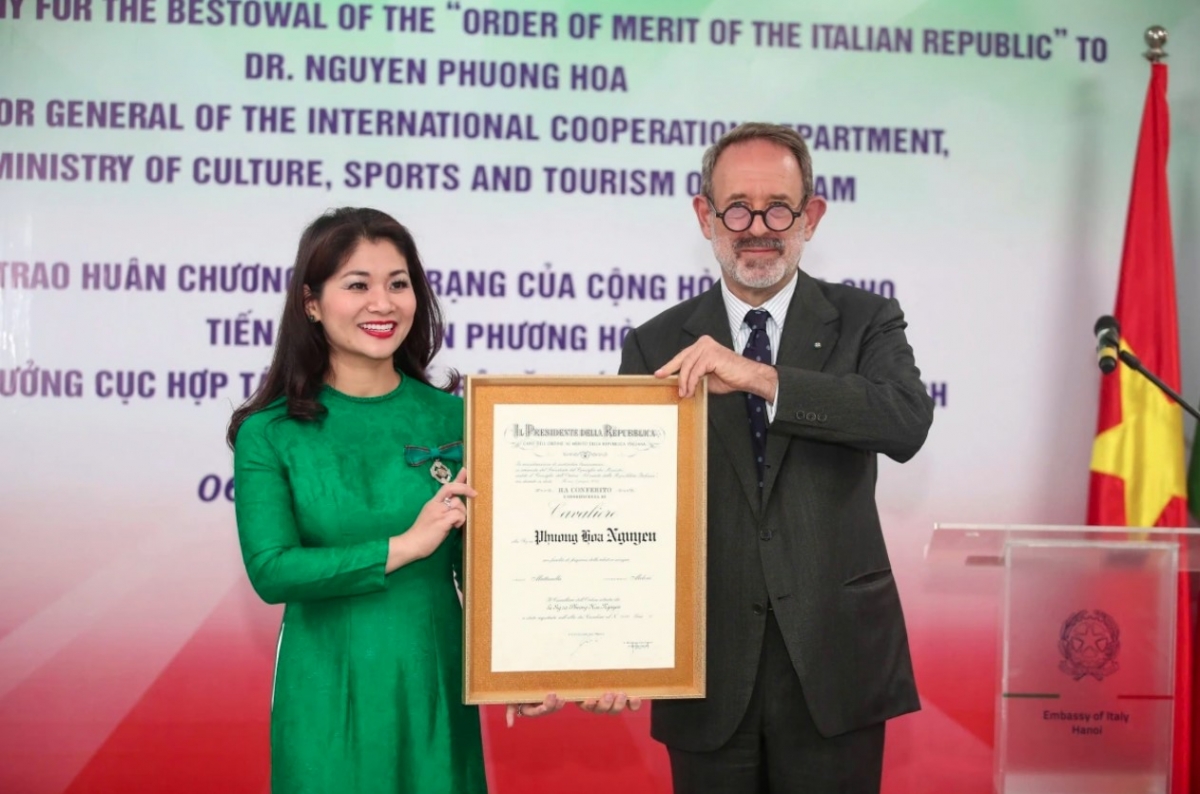 Italian Ambassador to Vietnam Marco Della Seta (R) presents his country’s Order of Merit to Dr. Nguyen Phuong Hoa, director general of the international cooperation department under the Ministry of Culture, Sports and Tourism.