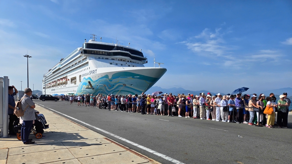 Khanh Hoa greets luxury cruise ship with 1,200 passengers. (Photo: nhandan.vn)
