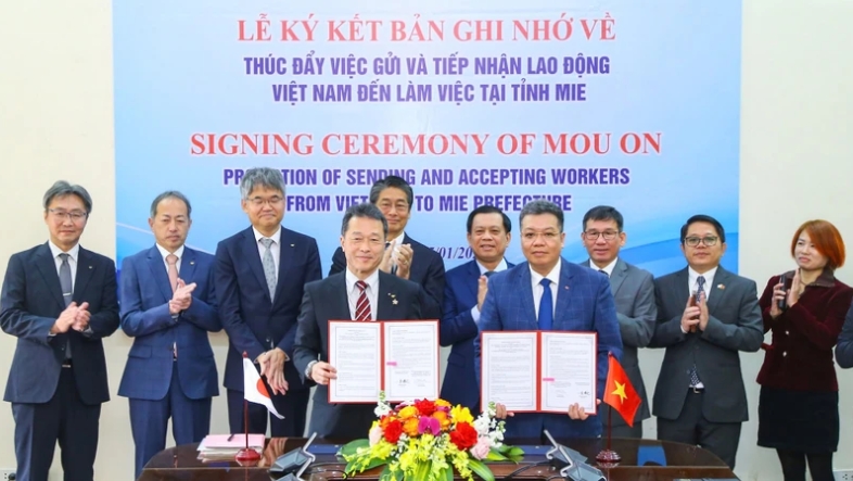 Representatives from the Department of Overseas Labour and the Mie Prefecture of Japan sign a MoU relating to sending and accepting workers to the locality from Vietnam. (Photo: nhandan.vn)