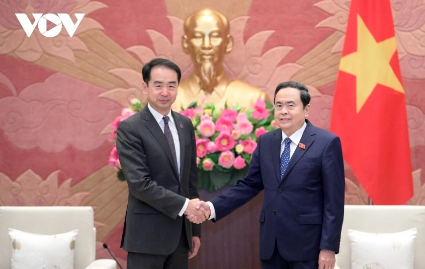 NA Chairman Tran Thanh Man (R) welcomes Chinese Ambassador to Vietnam He Wei
