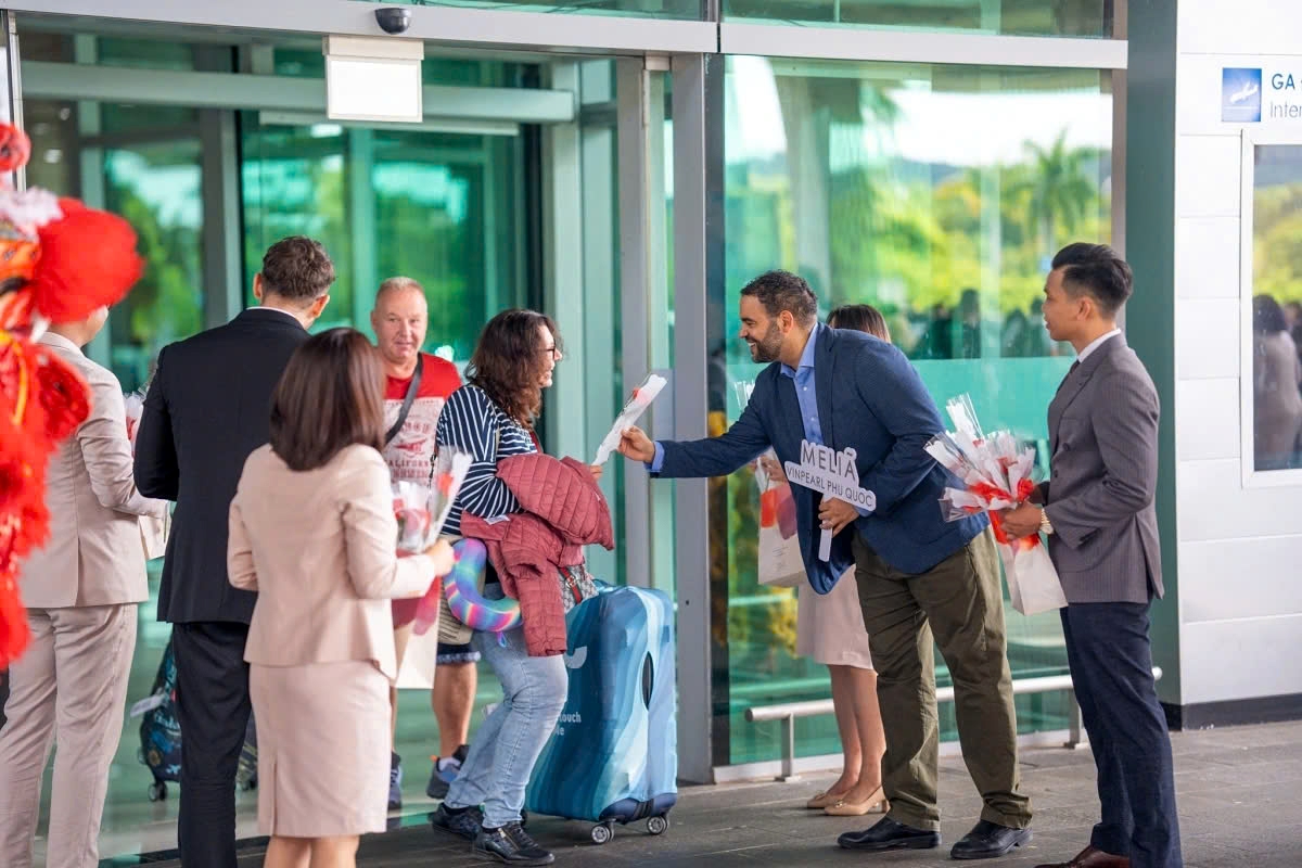 Caballero Medeiros Mario Jorge, Cluster General Manager South Area &amp; Phu Quoc, Vietnam, at Meliá Vinpearl, welcomes Czech tourists at the end of 2024. (Photo: Melia Vinpearl).