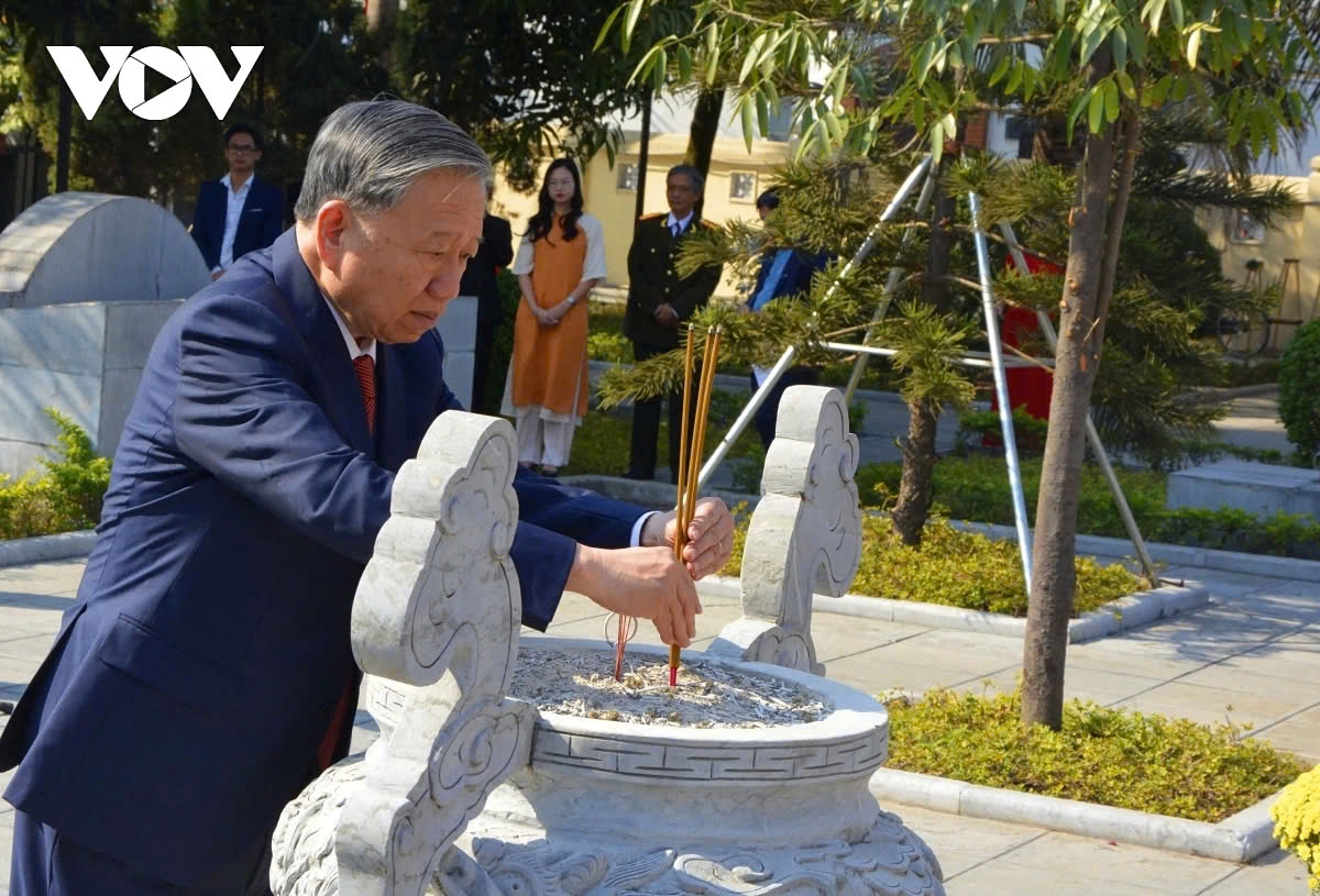 Party General Secretary To Lam offers incense at the Memorial to General Secretary Nguyen Van Cu, in northern Bac Ninh province