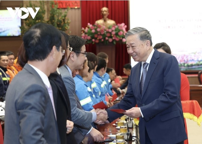 Party General Secretary To Lam presents lucky money to Hanoi representatives and residents