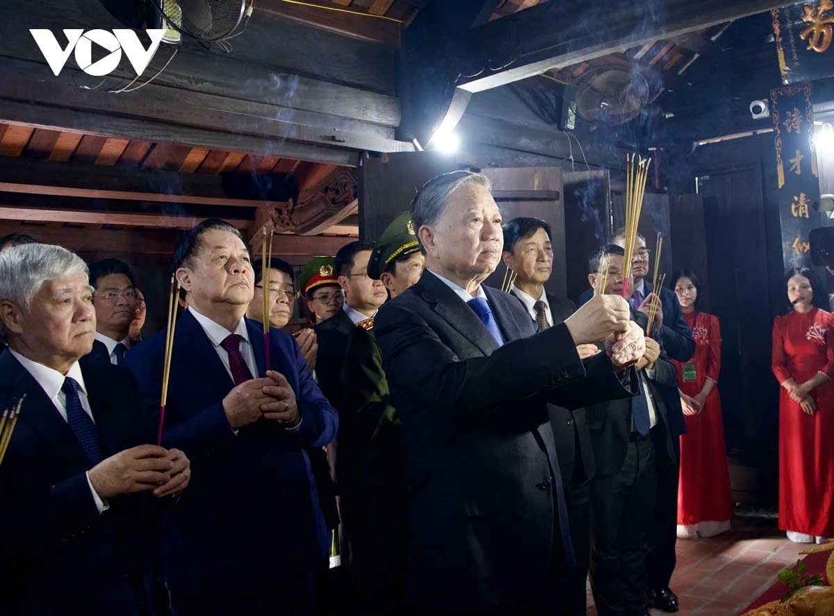 Party General Secretary To Lam on January 16 offers incense in tribute to General Secretary Truong Chinh at the Memorial dedicated to the late Party leader in Nam Dinh province